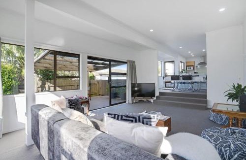 Parnell Casa | Parnell Home with Pool, Parking and Rangitoto View