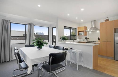 Parnell Casa | Parnell Home with Pool, Parking and Rangitoto View