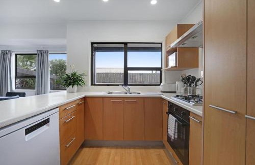 Parnell Casa | Parnell Home with Pool, Parking and Rangitoto View