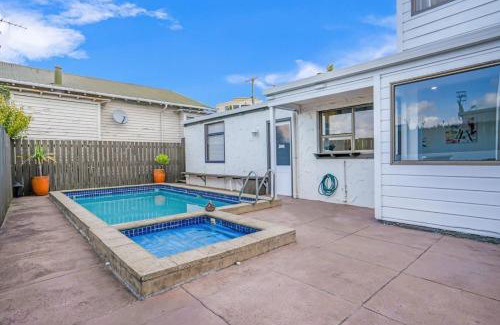 Parnell Casa | Parnell Home with Pool, Parking and Rangitoto View