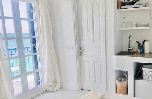 Naousa Apartamento | Paros Naoussa seafront studio Casa Stheno with amazing view of the Old Port