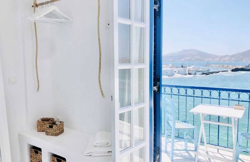 Naousa Apartamento | Paros Naoussa seafront studio Casa Stheno with amazing view of the Old Port