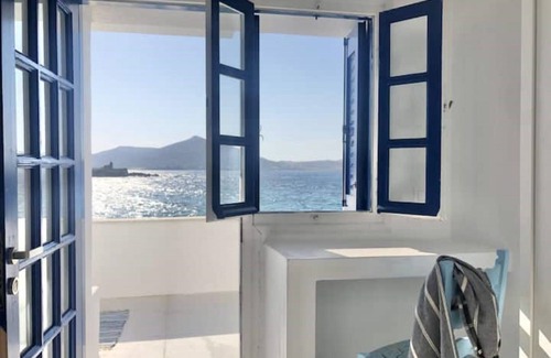 Naousa Apartamento | Paros seafront studios Casa Phorkys with view of the sea + the Old Venetian Port
