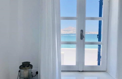 Naousa Apartamento | Paros seafront studios Casa Phorkys with view of the sea + the Old Venetian Port