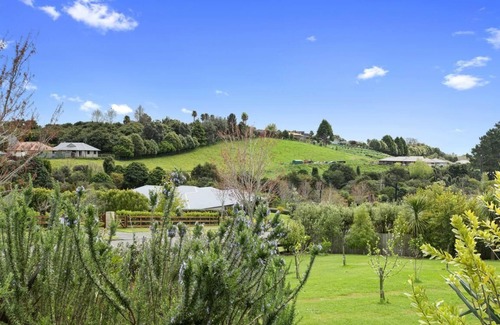 Welcome Bay Casa | Parrot Nest - Modern private guesthouse in tranquil setting