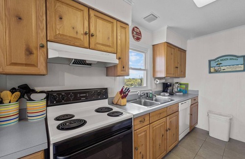 South Nags Head Casa | Parrothead Inn 4 Bedroom 2 Bath Semi-Oceanfront Home in Nags Head