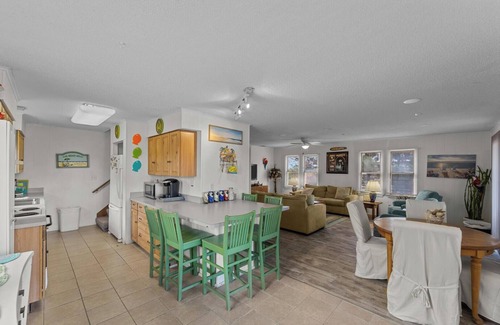 South Nags Head Casa | Parrothead Inn 4 Bedroom 2 Bath Semi-Oceanfront Home in Nags Head