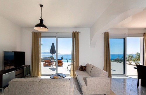 Vlachata Casa | Part of a collection of apartments and villas, Villa George is in an enviable location, sitting abov