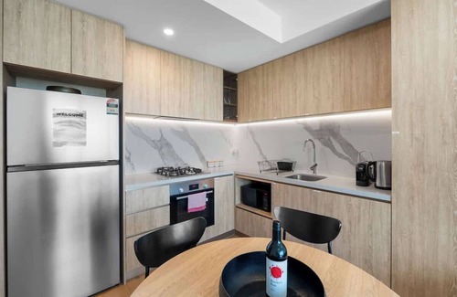 Broadbeach Apartamento | NEW Partial Ocean View Broadbeach 2BR *Pool/Gym*