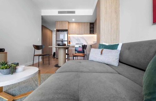 Broadbeach Apartamento | NEW Partial Ocean View Broadbeach 2BR *Pool/Gym*