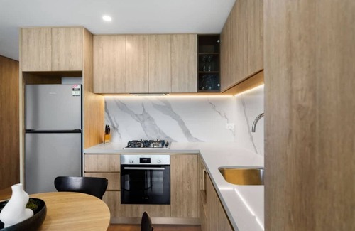 Broadbeach Apartamento | NEW Partial Ocean View Broadbeach 2BR *Pool/Gym*