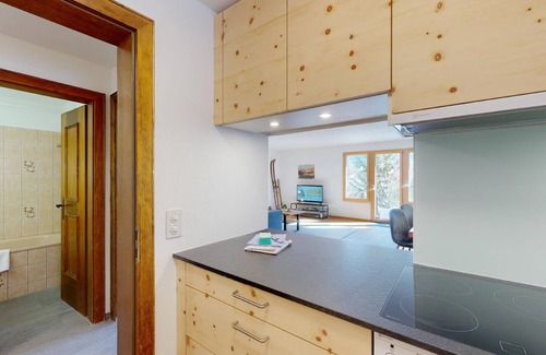 Champfer Apartamento | Partly renovated 3½-room apartment on the ground floor.