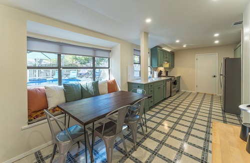 Barton Hills Casa | Party Pad! Sleeps 18, Arcade, Turf Sport Court, Stock Tank Pool, Heart of ATX!