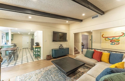 Barton Hills Casa | Party Pad! Sleeps 18, Arcade, Turf Sport Court, Stock Tank Pool, Heart of ATX!