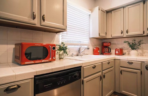 Pasadena Apartamento | Pasadena 3-BR AC House: Close to Old Town, Rose Bowl & Caltech with king bed!