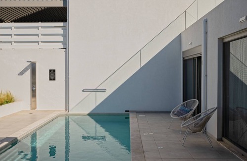 Kalyves Apartamento | Pasiphae Luxe Apt with Private Pool, Seaview at Amphimatrion