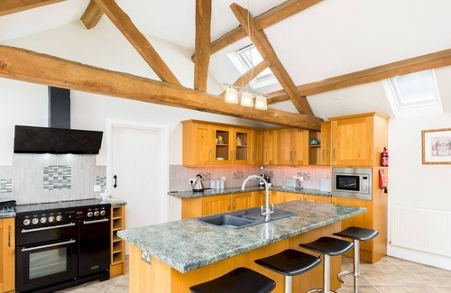 Ardens Grafton Casa | Pass the Keys | Spacious Country Cottage Hot Tub