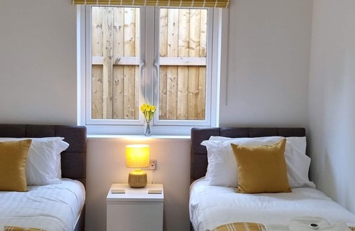 Dawlish Warren Casa | Pass the Keys | 3 Devondale Bungalows Modern bungalow with parking near the beach