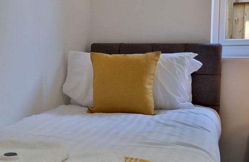 Dawlish Warren Casa | Pass the Keys | 3 Devondale Bungalows Modern bungalow with parking near the beach