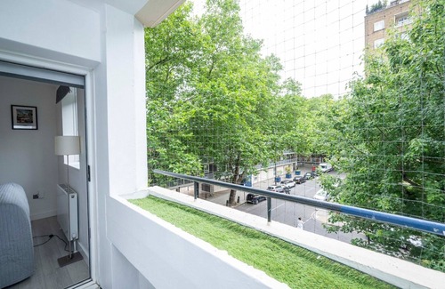 Somers Town Apartamento | Pass the Keys | 3BR Gem near Soho & Euston | Balcony & Charm