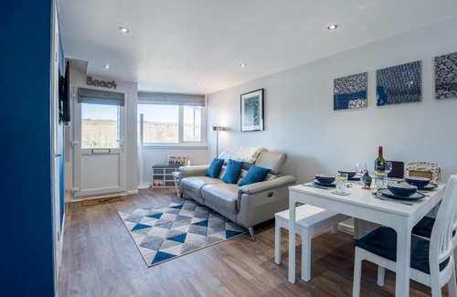 Pembroke Casa | Pass the Keys Beach Retreat - Free Parking and Wifi - Sleeps 4