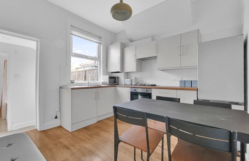 Stratford Casa | Pass the Keys | Bright & Stylish 3Bed Home | Garden | Pet-Friendly