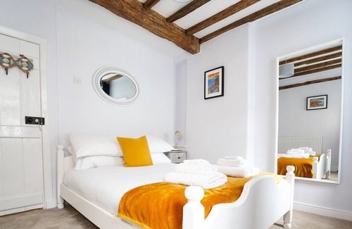 Aberystwyth Casa | Pass the Keys | Charming 19th Century 3 Bed Cottage with Parking