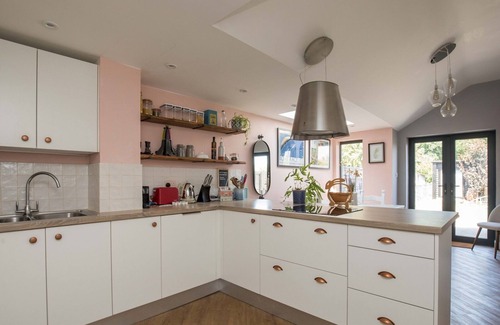 Farnham Casa | Pass the Keys | Character 3 Bed Cottage in Farnham, Free Parking