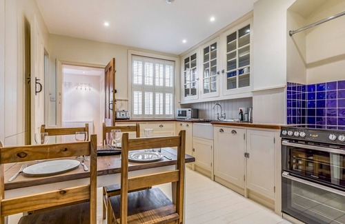 Selsey Casa | Pass the Keys | Charming Old Coastguards Cottage