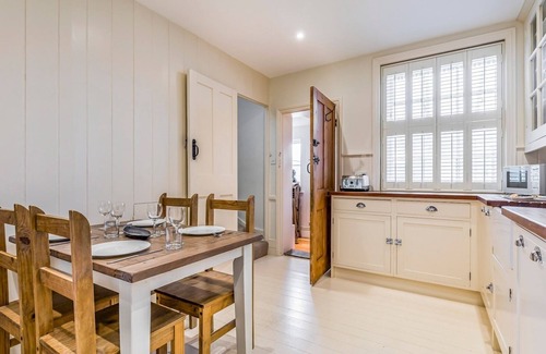 Selsey Casa | Pass the Keys | Charming Old Coastguards Cottage