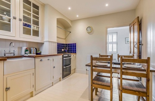 Selsey Casa | Pass the Keys | Charming Old Coastguards Cottage