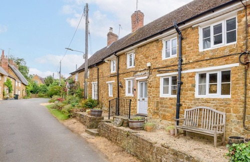 Bloxham Casa | Pass the Keys | Charming 16th Century Cottage in Central Bloxham