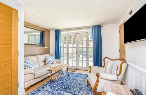 Funtington Casa | Pass the Keys Charming Cottage with Garden