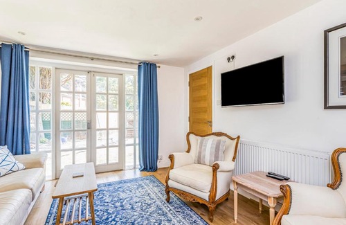 Funtington Casa | Pass the Keys Charming Cottage with Garden