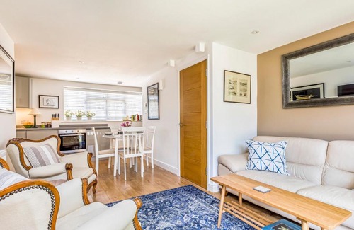Funtington Casa | Pass the Keys Charming Cottage with Garden