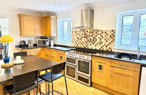 Reynoldston Casa | Pass the Keys Countryside Retreat in Reynoldston Gower, Sleeps 10