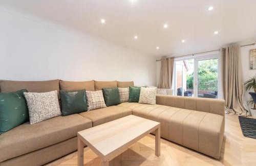Sidcup Casa | Pass the Keys Gorgeous 4 BR House Near Station mins to London