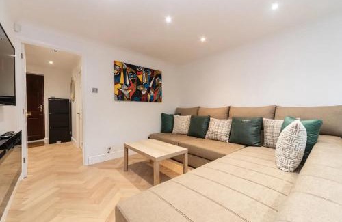 Sidcup Casa | Pass the Keys Gorgeous 4 BR House Near Station mins to London