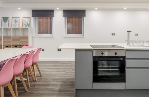 Watford Casa | Pass the Keys | Large Stylish Modern Six Bedroom House in Watford