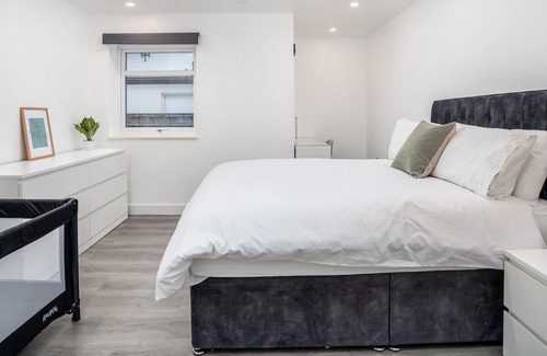 Watford Casa | Pass the Keys | Large Stylish Modern Six Bedroom House in Watford