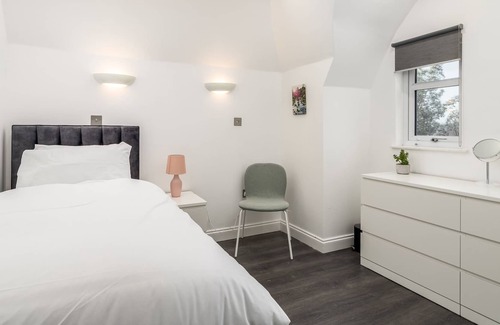 Watford Casa | Pass the Keys | Large Stylish Modern Six Bedroom House in Watford