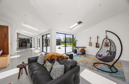 Plumpton Green Casa | Pass The Keys Luxury Retreat with Countryside Views