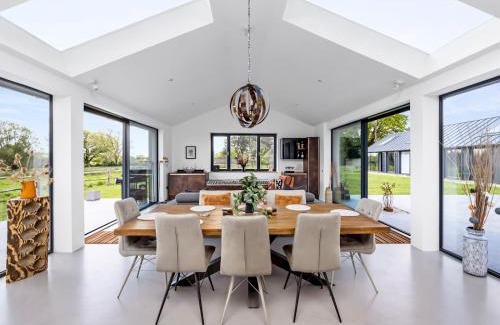 Plumpton Green Casa | Pass The Keys Luxury Retreat with Countryside Views
