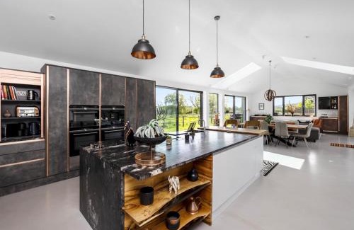 Plumpton Green Casa | Pass The Keys Luxury Retreat with Countryside Views