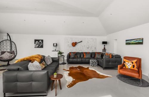 Plumpton Green Casa | Pass The Keys Luxury Retreat with Countryside Views