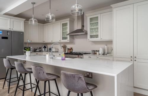 Cassiobury Casa | Pass the Keys Luxury 4 Bedroom home with large garden