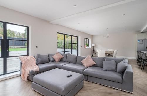 Cassiobury Casa | Pass the Keys Luxury 4 Bedroom home with large garden