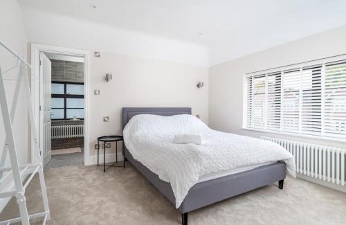 Cassiobury Casa | Pass the Keys Luxury 4 Bedroom home with large garden