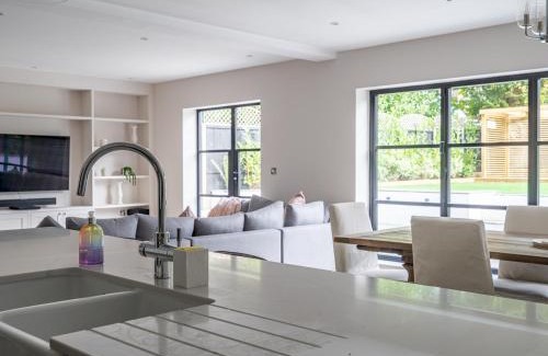 Cassiobury Casa | Pass the Keys Luxury 4 Bedroom home with large garden