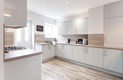 Uplands Casa | Pass the Keys Luxury Bright Spacious Family Home - Near Beaches